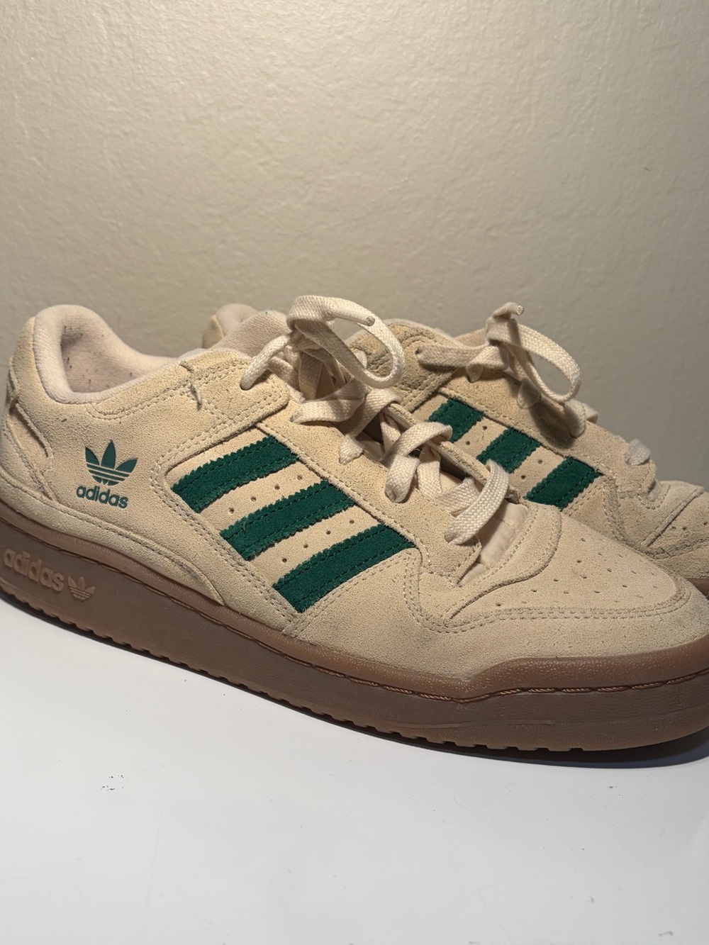 Adidas Forum Low-Top in Beige with Dark Green Logo